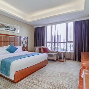 Deluxe Queen Suite
